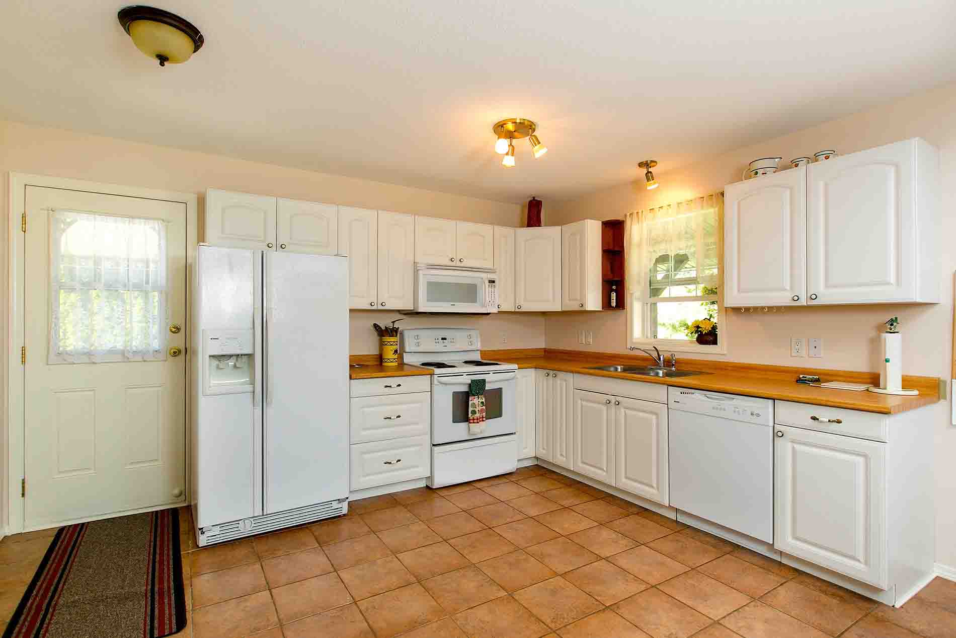 Kitchen 2 Bedroom Guest Accommodation Peachland