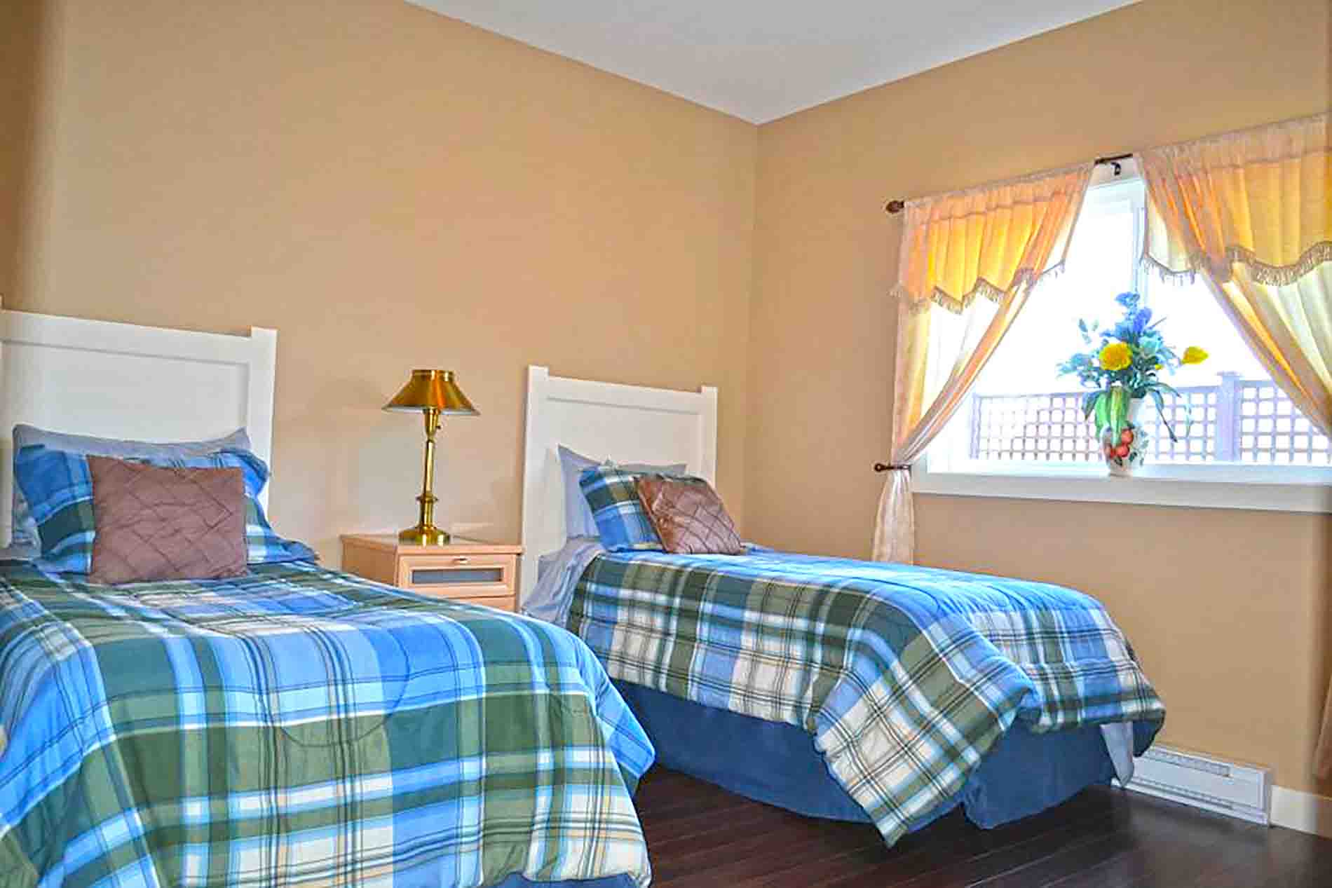 Twin Beds Family B&B With Pool Okanagan